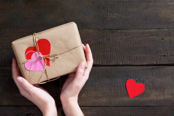 Що подарувати хлопцю на річницю стосунків?