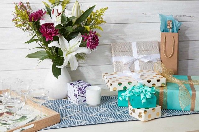 Що подарувати сусідам на новосілля? ᐈ 20 приємних сюрпризів